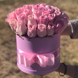 27 розовых роз в шляпной коробке